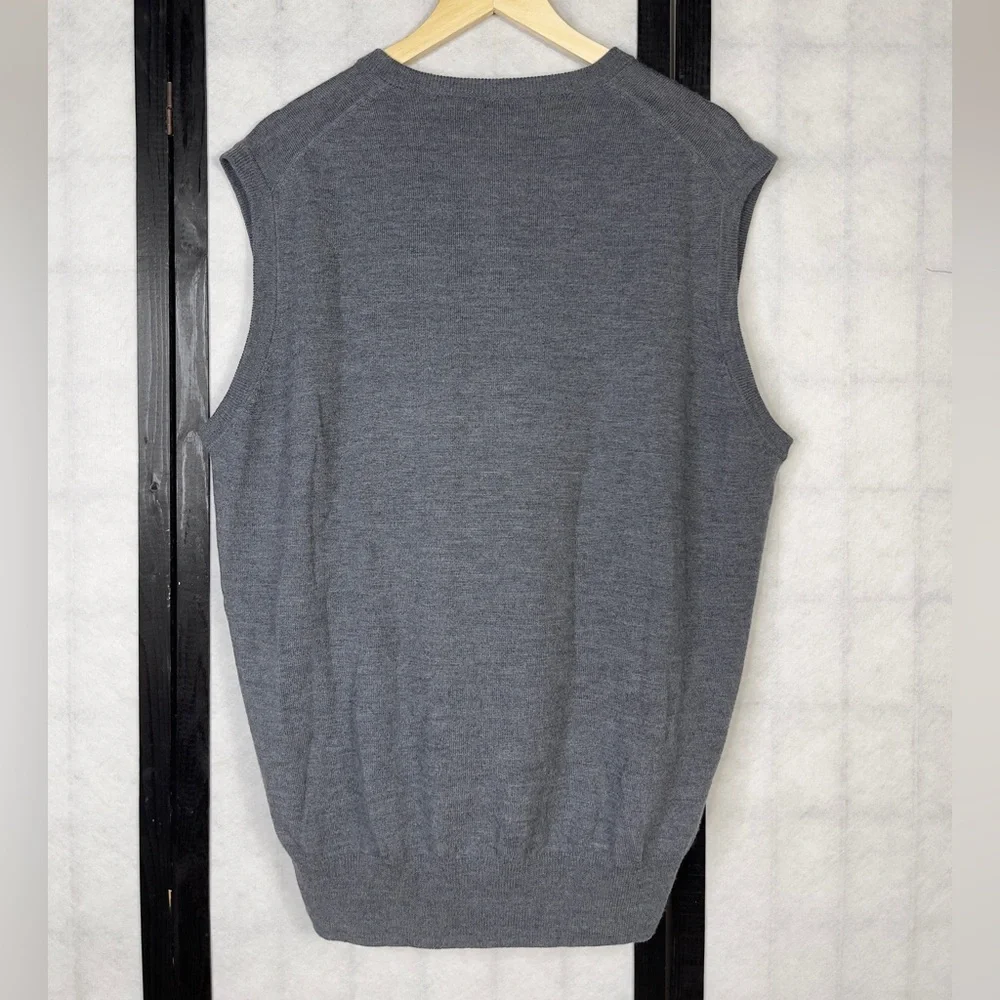 Peter Miller Men’s 100% merino wool Vest. Size: L